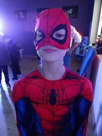 Uczeń Niebieskiej w stroju Spider-Mana