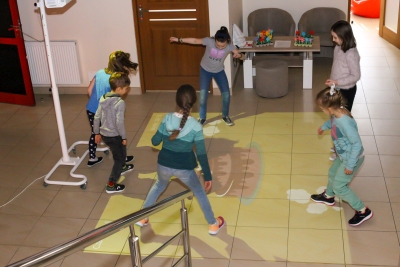 Zabawy uczniów z wykorzystaniem interaktywnego magicznego dywanu.
