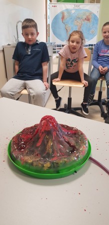 Uczniowie oglądający pokaz miniaturowego wulkanu