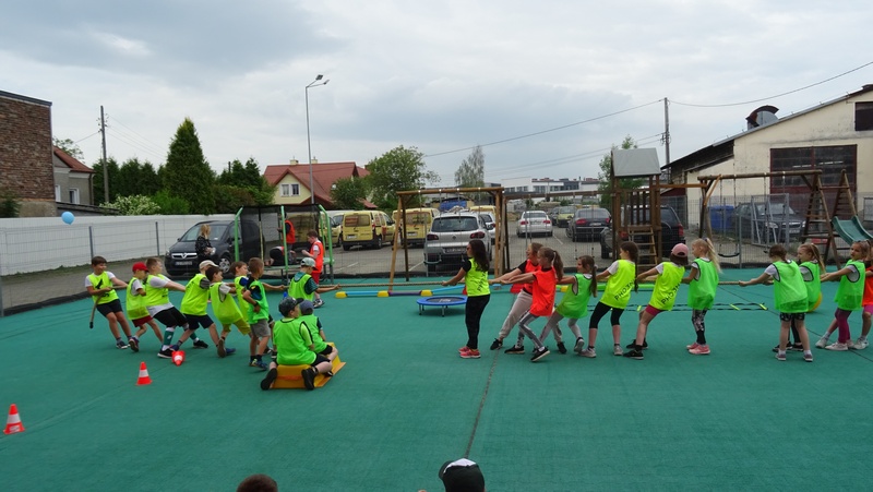Drużyna chłopców rywalizuje z drużyną dziewczynek w konkurencji przeciągania liny