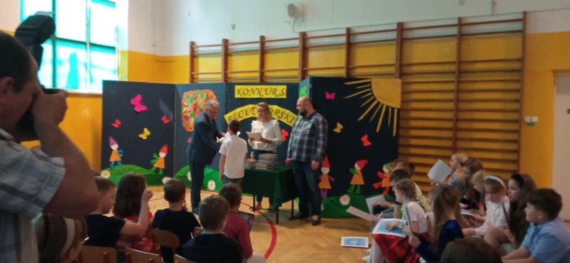 Uczeń Niebieskiej Szymon Szelc odbiera nagrodę za wyróżnienie z rąk jury