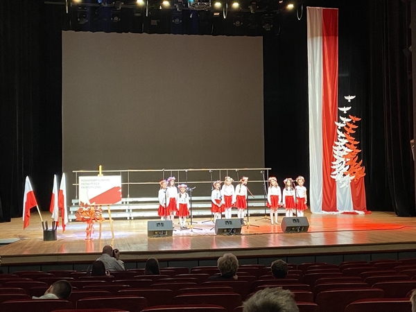 Występ uczniów na scenie RCKP w Krośnie w ramach Powiatowego Konkursu Pieśni i Poezji Patriotycznej